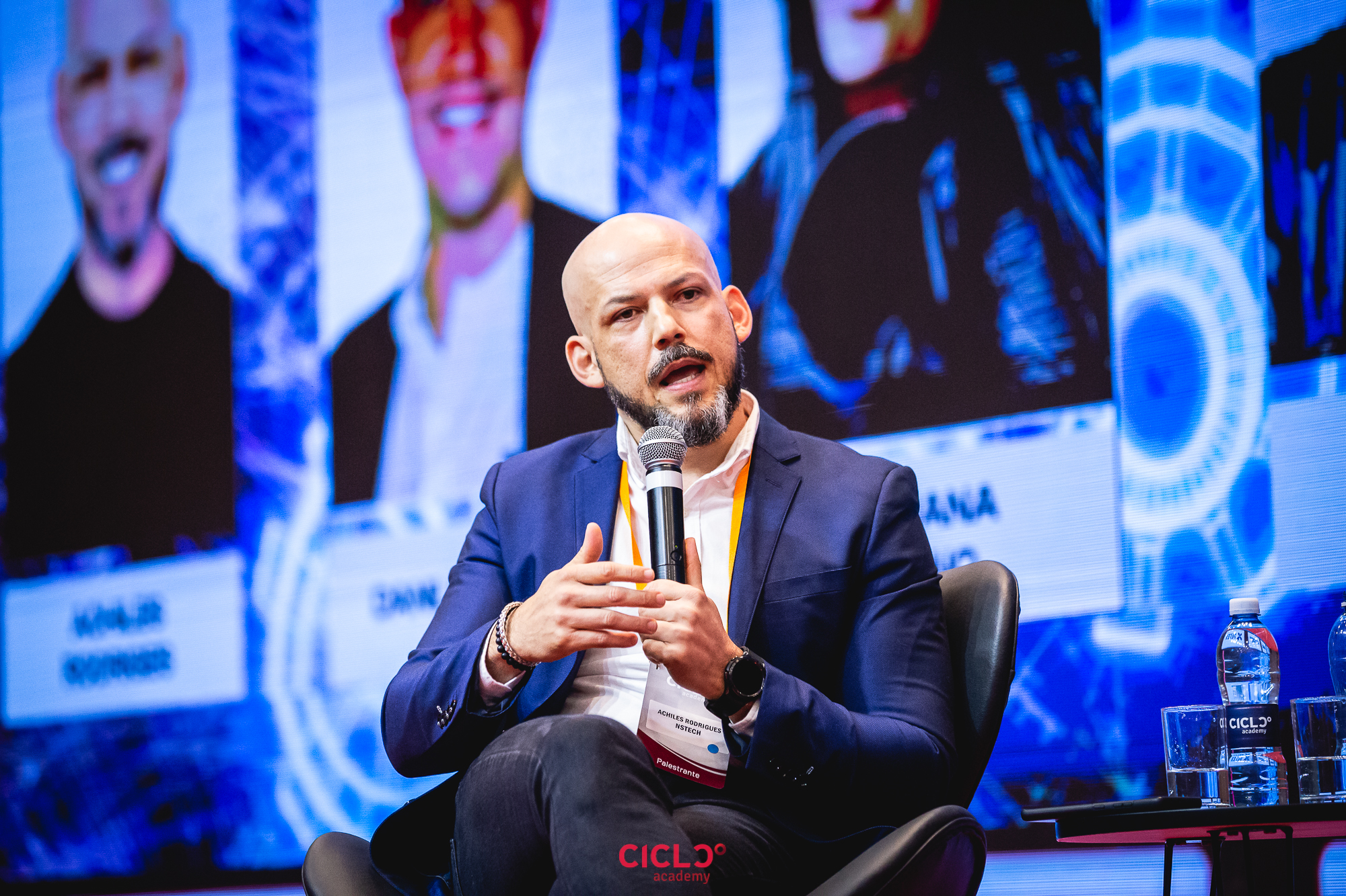 Achiles Rodrigues participando de painel corporativo