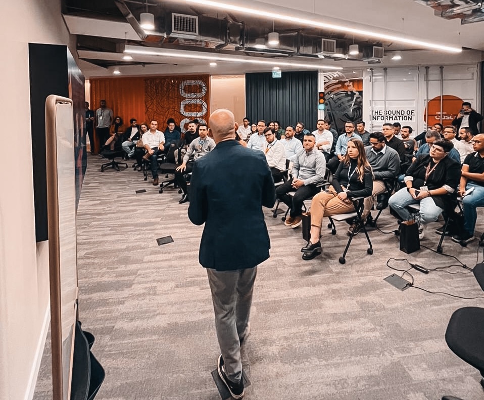 Achiles Rodrigues conduzindo um workshop para profissionais